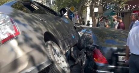 Bakıda qəza: “Prius” avtomobilin üstünə çıxdı – VİDEO