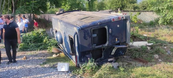 Mikroavtobus yük avtomobili ilə toqquşdu – Yaralananlar var – FOTO
