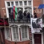 Londondakı səfirliyimizə hücum edildi – Dini bayraqlar asıldı – VİDEO