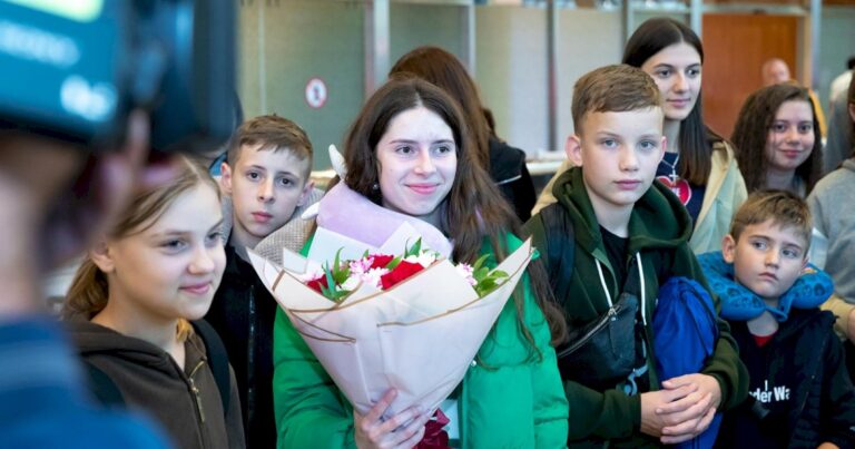 Valideynini itirmiş 29 ukraynalı uşaq Azərbaycana gətirildi – FOTO