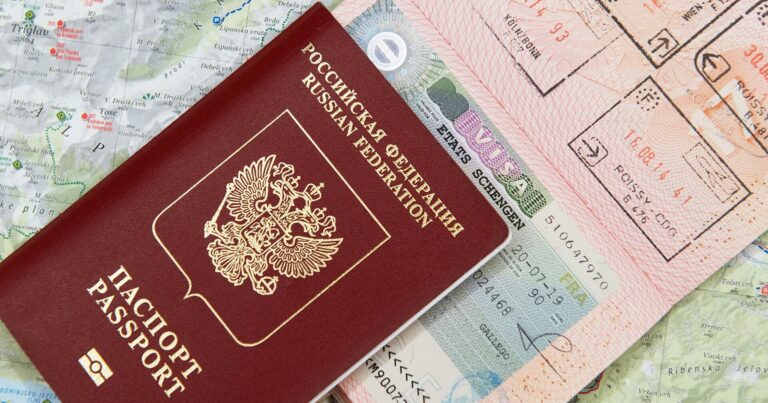 Krımlı qız ona zorla verilmiş Rusiya pasportunu məhv etdi – FOTO