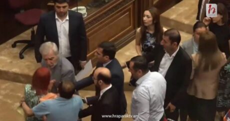 Ermənistan parlamentində DAVA DÜŞDÜ – VİDEO
