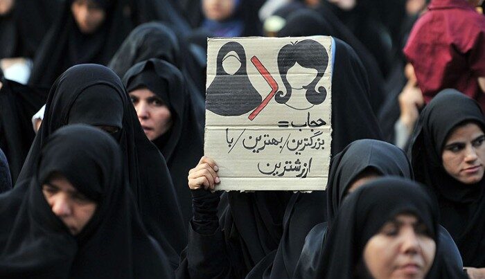 “Biz bu rejimdən bezmişik” – İranlı qadınlar hicablarını yandırdılar