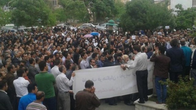İranda etirazçılar Xameneyin şəklini cırdı – VİDEO