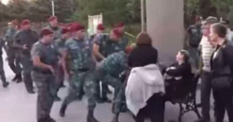 Ermənistan polisi döyüşdə övladlarını itirən qadınlara “nəvaziş” göstərdi – VİDEO