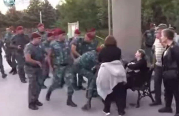 Ermənistan polisi döyüşdə övladlarını itirən qadınlara “nəvaziş” göstərdi – VİDEO
