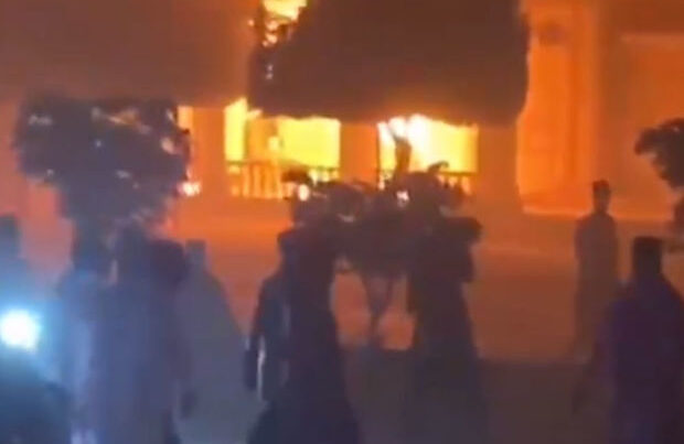 İranda artan gərginlik: Etirazçılar bələdiyyə binasını yandırdı – VİDEO