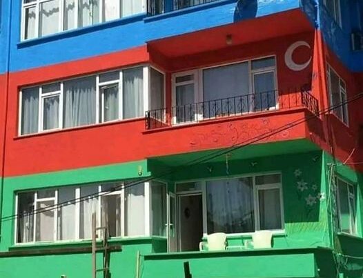 Türkiyə sakini evini Azərbaycan bayrağının rənglərinə boyadı – FOTO