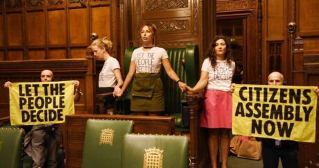 Parlamentə girən etirazçılar özlərini spikerin kreslosuna bağladılar – FOTO