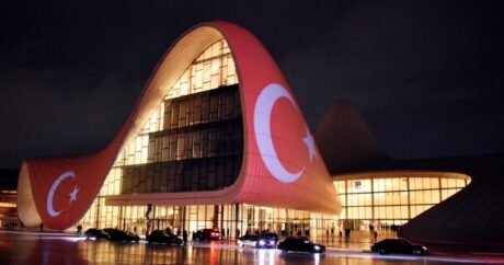 Heydər Əliyev Mərkəzinin binası Türkiyə bayrağı ilə işıqlandırıldı