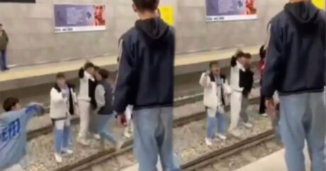 Metroda qorxulu anlar: Bir qrup gənc özünü qatar yoluna atdı – VİDEO