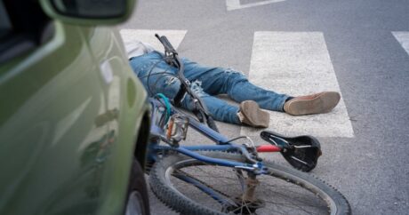 Avtomobil velosipedçini vuraraq öldürdü