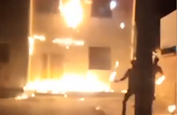 “Bəsic” qüvvələrinin bazasına “Molotov kokteyli” atıldı – İranda / VİDEO