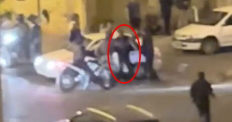 Polis sürücünü maşından düşürüb qəddarlıqla döydü – VİDEO