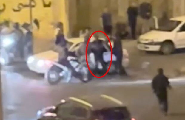 Polis sürücünü maşından düşürüb qəddarlıqla döydü – VİDEO