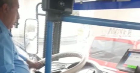 Avtobus sürücüsü sükan arxasında filmə baxdı – Bakıda / VİDEO