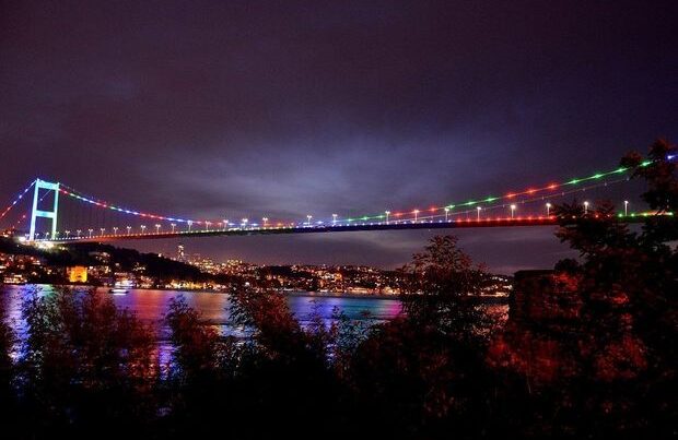 İstanbulda Şəhidlər körpüsü Azərbaycan bayrağının rənglərinə büründü – VİDEO