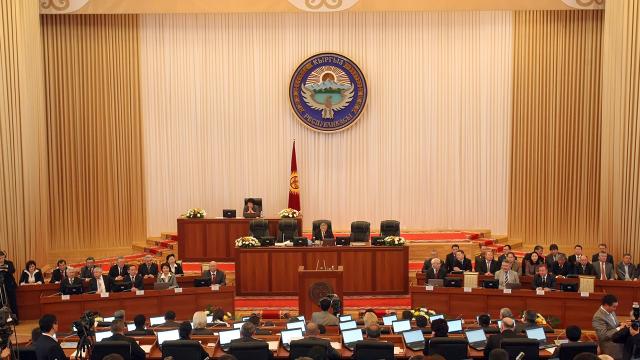 Qırğızıstan parlamentində YANĞIN: Bina boşaldıldı