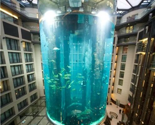 Berlinin mərkəzində hoteldə 16 metrlik akvarium parçalandı – FOTO/VİDEO
