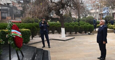 Baş nazir Heydər Əliyevin Tbilisidəki abidəsini ziyarət etdi