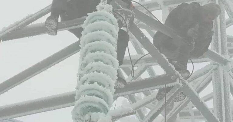 Şuşada buz bağlayan yüksəkgərginlikli elektrik xətti belə təmizləndi – FOTO