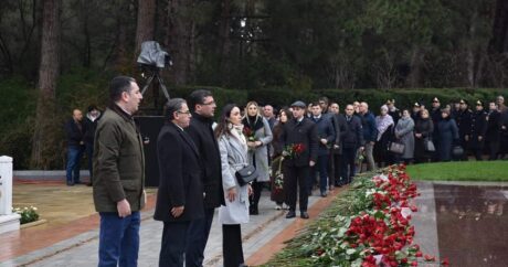 Medianın İnkişafı Agentliyinin nümayəndələri Heydər Əliyevin məzarını ziyarət etdilər