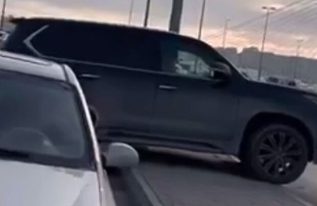 Tıxacda qalan sürücü ağlasığmaz üsulla vəziyyətdən çıxdı – VİDEO