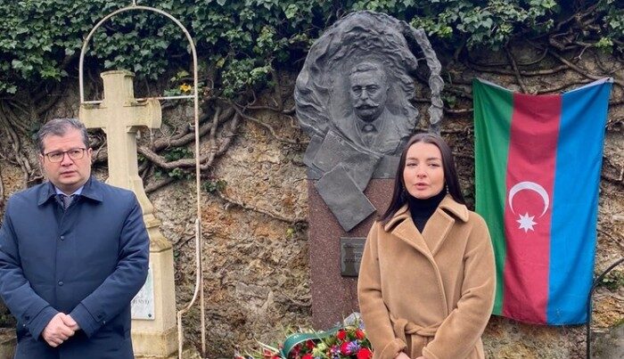 Leyla Abdullayeva Fransada Topçubaşovun məzarını ziyarət etdi – FOTO