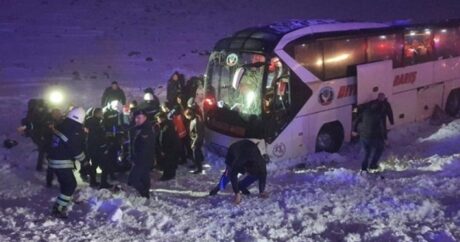 Türkiyədə avtobusu dərəyə aşdı – 30 nəfər yaralandı