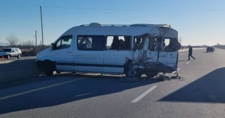 Mikroavtobus TIR-la toqquşdu – Ölən və yaralanan var
