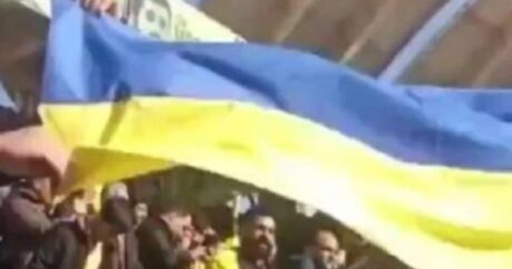 İranlılar rus futbolçuları Ukrayna bayrağı ilə qarşıladı
