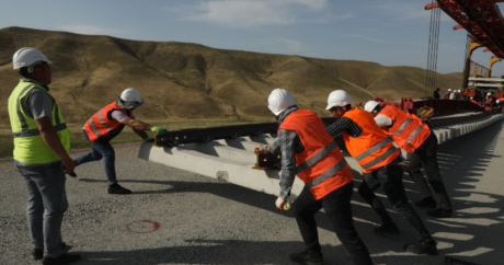 Azərbaycanın ən uzun dəmir yolu körpüsü Həkəri çayı üzərində salınır – FOTO / VİDEO