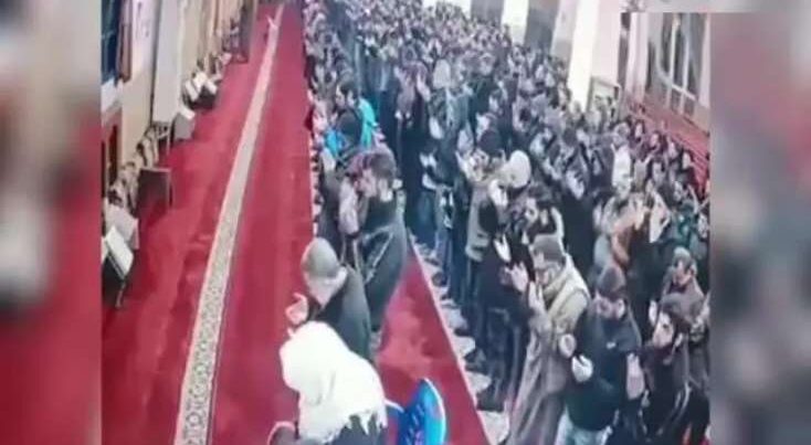 Güclü zəlzələ zamanı məsciddə namaz qılan möminlərin davranışı diqqət çəkdi – VİDEO