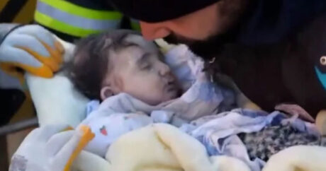 Türkiyədə 1 yaşlı uşaq 53 saat sonra dağıntılar altından sağ çıxarıldı – VİDEO