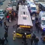 Dəhşətli görüntülər: Avtobus dayanacaqdakı insanları altına aldı – ANBAAN VİDEO