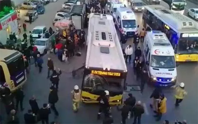 Dəhşətli görüntülər: Avtobus dayanacaqdakı insanları altına aldı – ANBAAN VİDEO