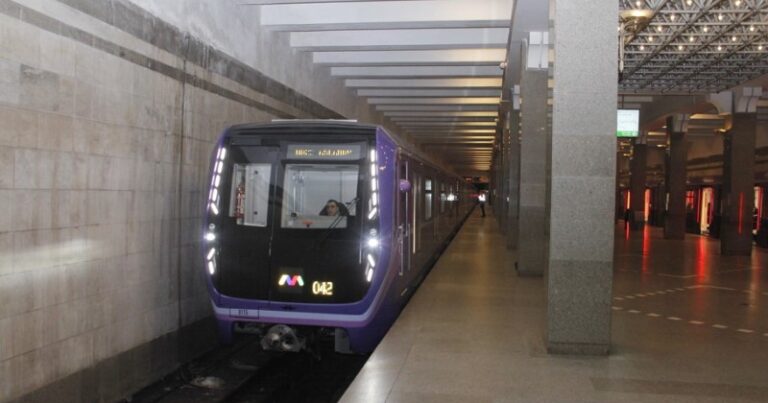 Bakı metrosunda şok hadisə: Sərnişin stansiya yoluna düşdü