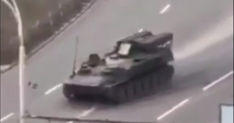Rus tankı insanları belə əzdi – QANDONDURAN VİDEO