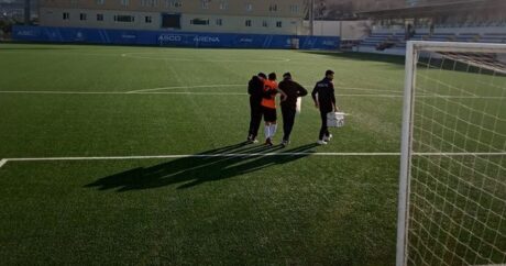 Azərbaycan futbolunda kuryoz olay: Hamı getdi, zədəli futbolçunu meydandan azarkeşlər çıxardılar