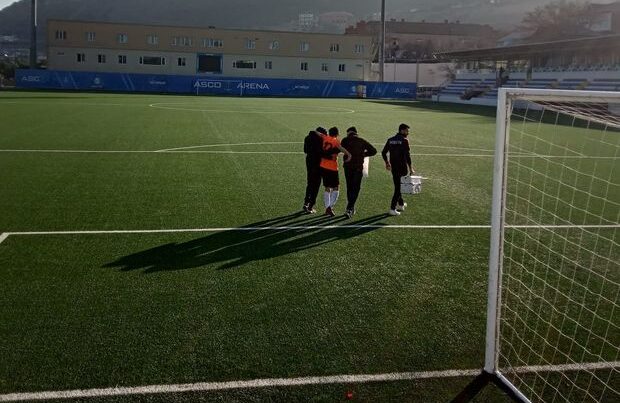 Azərbaycan futbolunda kuryoz olay: Hamı getdi, zədəli futbolçunu meydandan azarkeşlər çıxardılar
