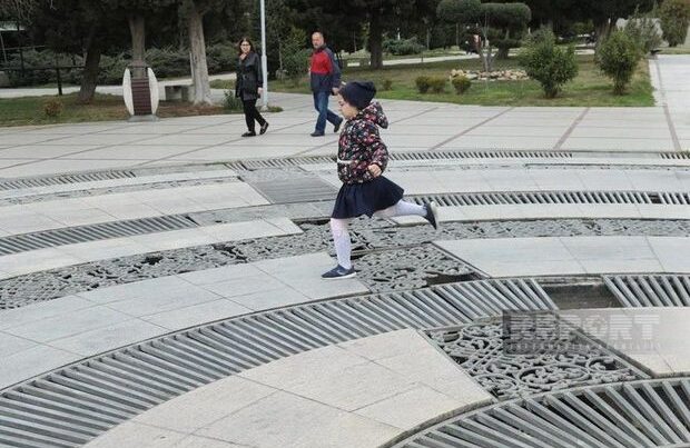 Bakıda əyləncə parkındakı fontan dağılıb, uşaqlar üçün təhlükə yaranıb – FOTO