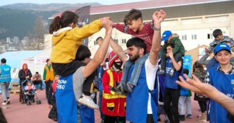 Azərbaycan könüllüləri Türkiyədə zərərçəkən uşaqlara xidmət etməyə davam edirlər – FOTOLAR