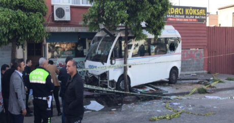Türkiyədə sərnişin avtobusu dayanacağa çırpıldı – Ölən və yaralananlar var
