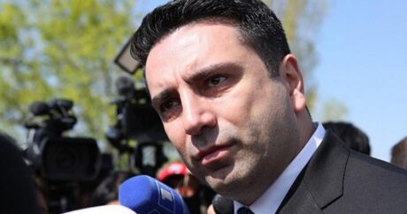 Ermənistan parlamentinin sədri vətəndaşın gözünə tüpürdü