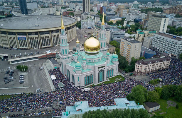 Moskvada 100 mindən çox müsəlmanın iştirakı ilə bayram namazı qılındı