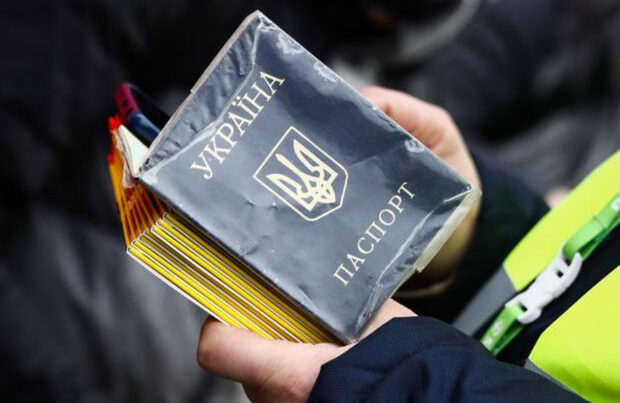 Rusiyalılar Zaporojyedə yerli sakinlərin Ukrayna pasportlarını əllərindən alırlar