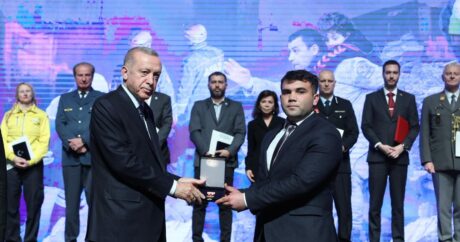 Türkiyə Prezidenti Azərbaycan könüllüsünü təltif etdi – FOTO