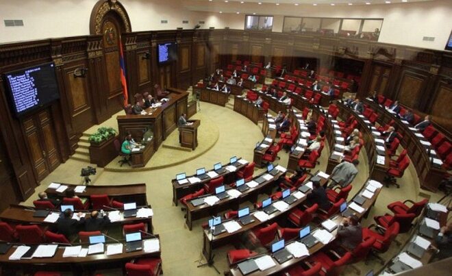 Erməni parlamentində dava: Hərbçilər zala girdi – VİDEO