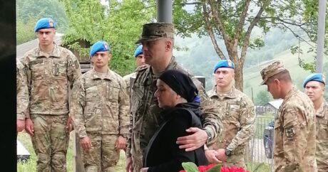 Hikmət Mirzəyev Pəncəli Teymurovun anası ilə görüşdü – FOTO