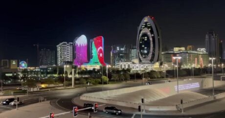 Dohada əkiz qüllələrə Azərbaycan bayrağı yansıdıldı